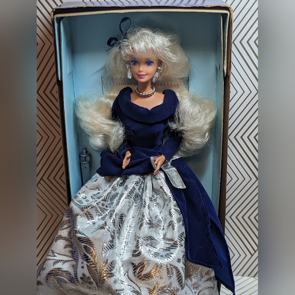 Vintage Avon Winter Velvet Barbie 1995 Rare Very Hard To Find Mattel Unique Rare - Picture 1 of 11